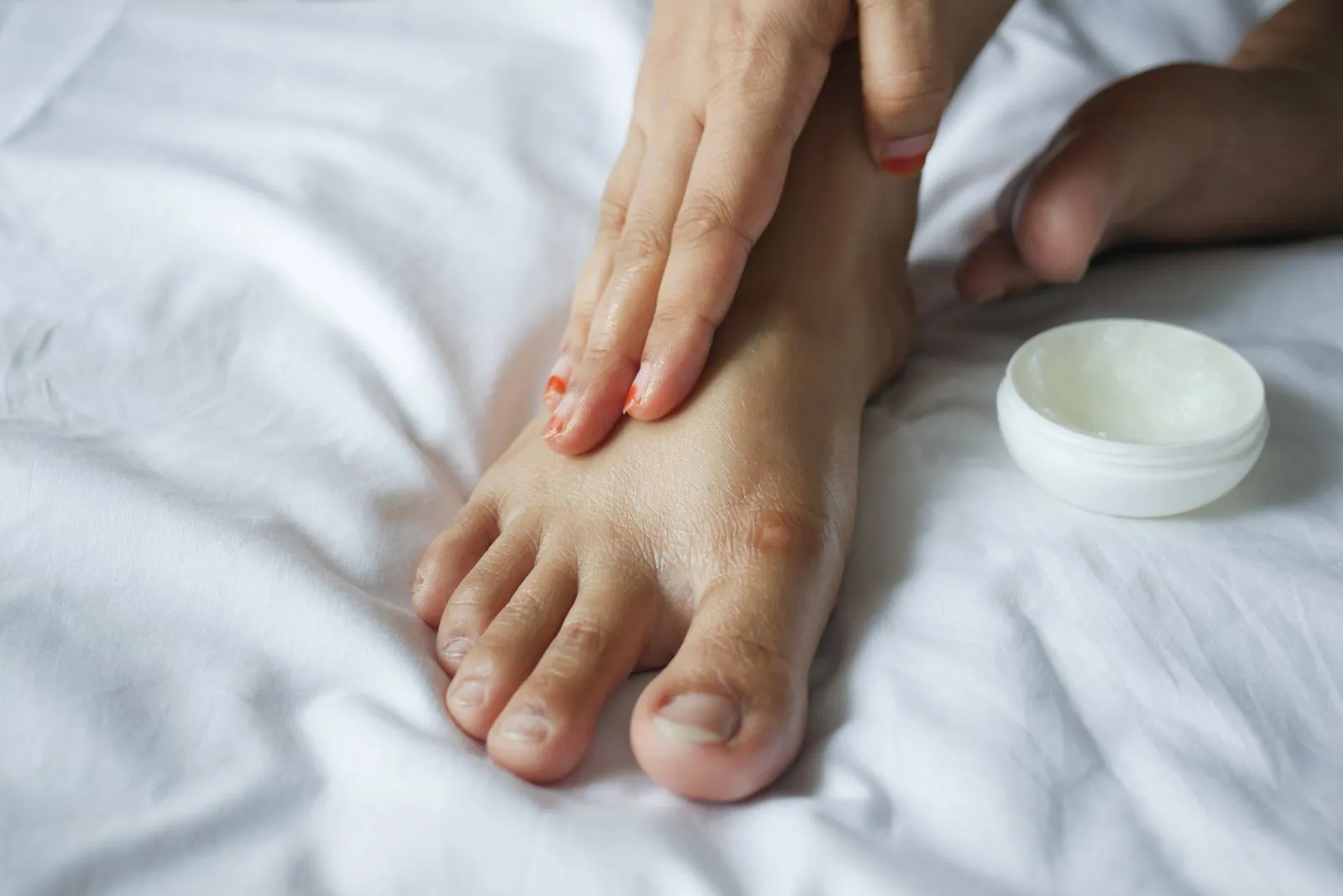 Fodcreme masseres blidt ind i huden — egenomsorg i hverdagen